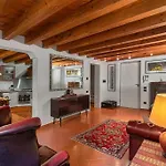 Arena Vintage Apartment