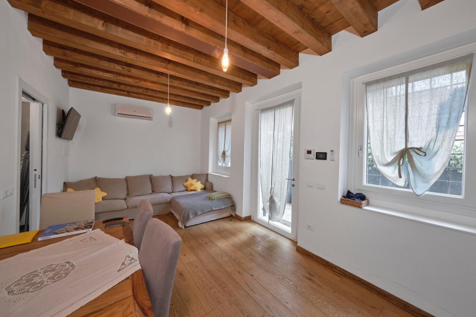 Beautiful, Cozy With A Small Courtyard. Apartment Verona