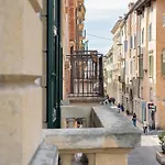 Billie\'S Flat Red - Art & Design Apt In Verona Historic Centre