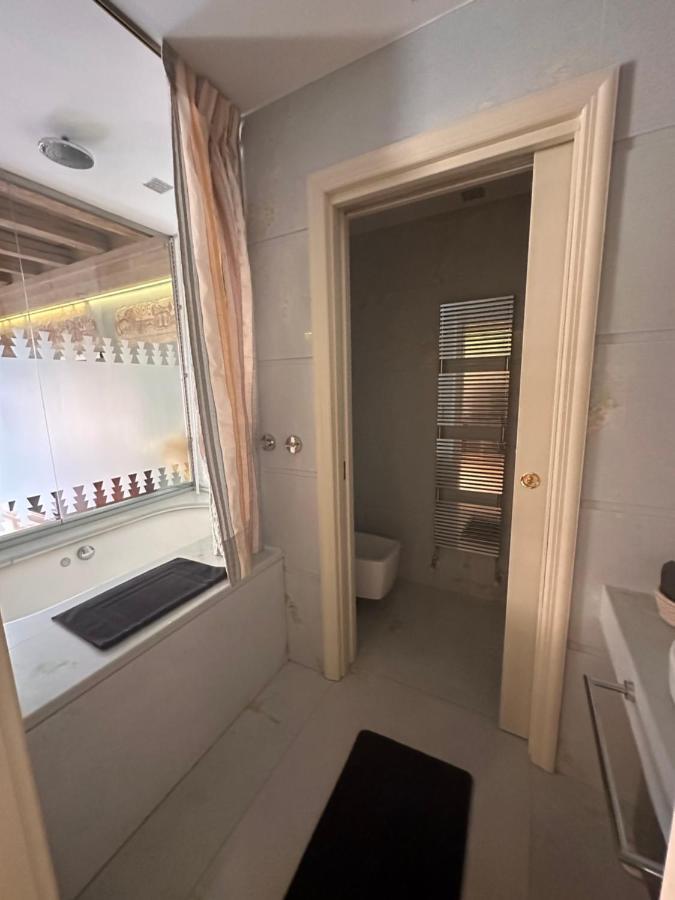 Luxury Flats , Piazza Erbe With Balcony On Main Square Apartamento