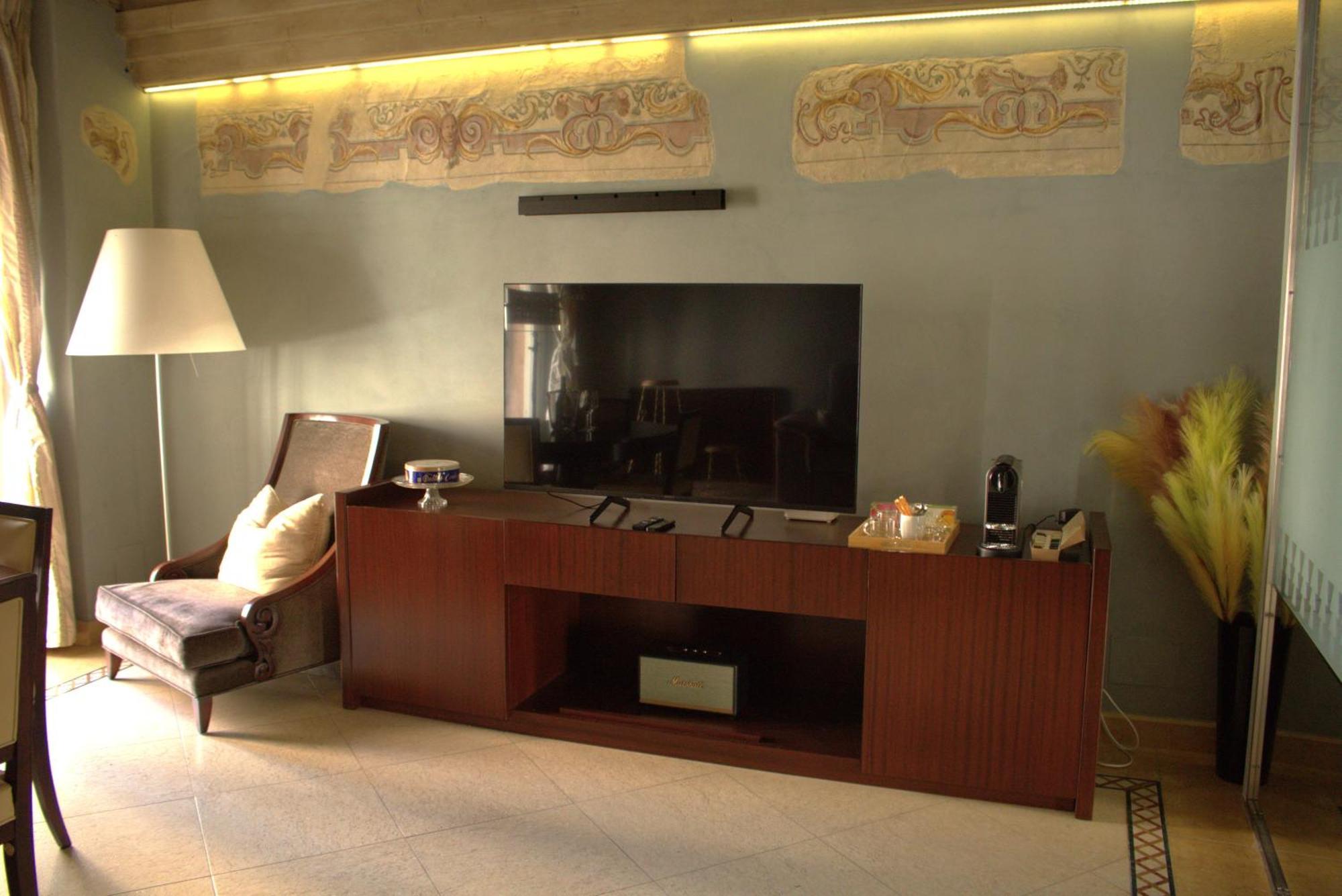 Luxury Flats , Piazza Erbe With Balcony On Main Square Verona