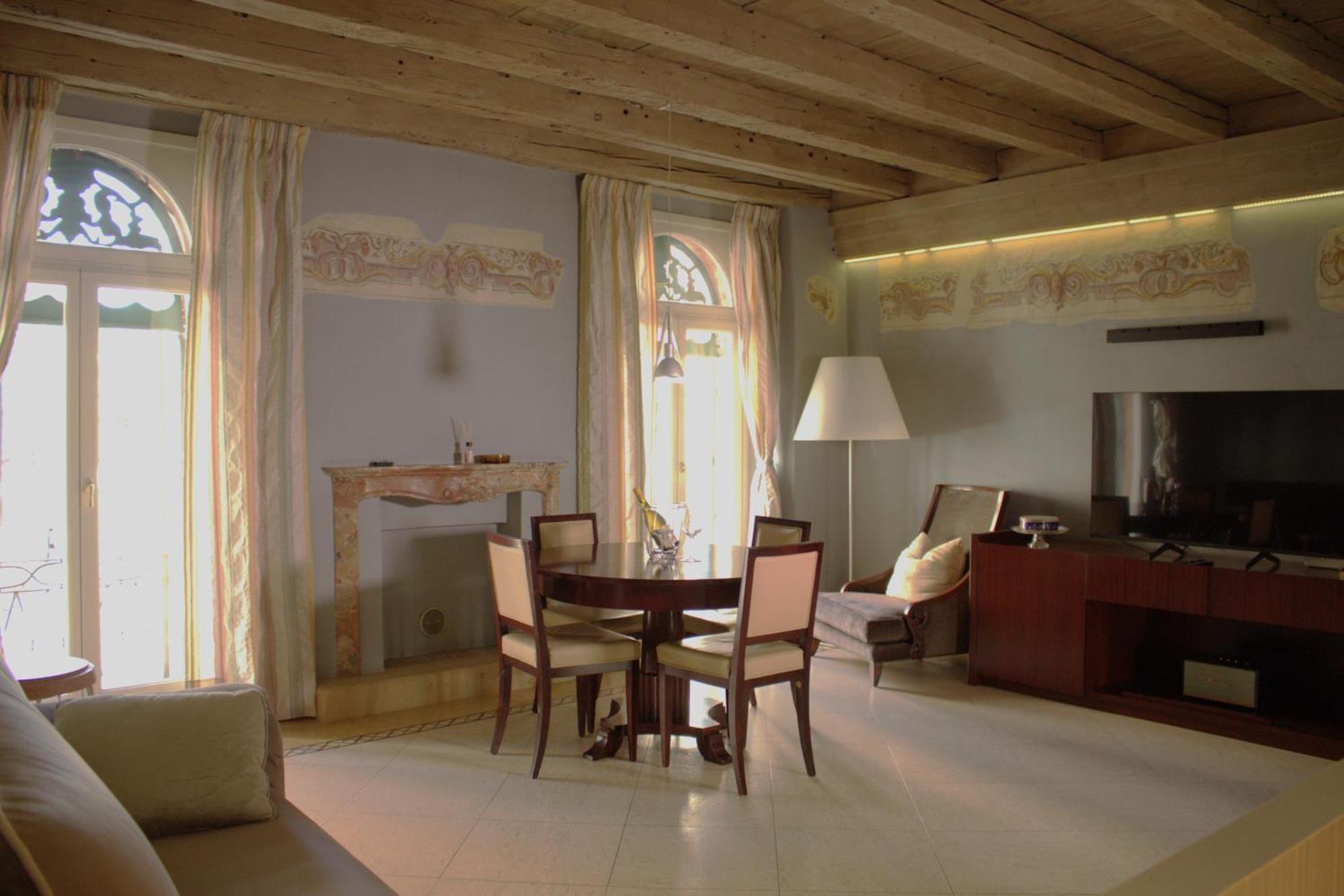 Luxury Flats , Piazza Erbe With Balcony On Main Square * Verona