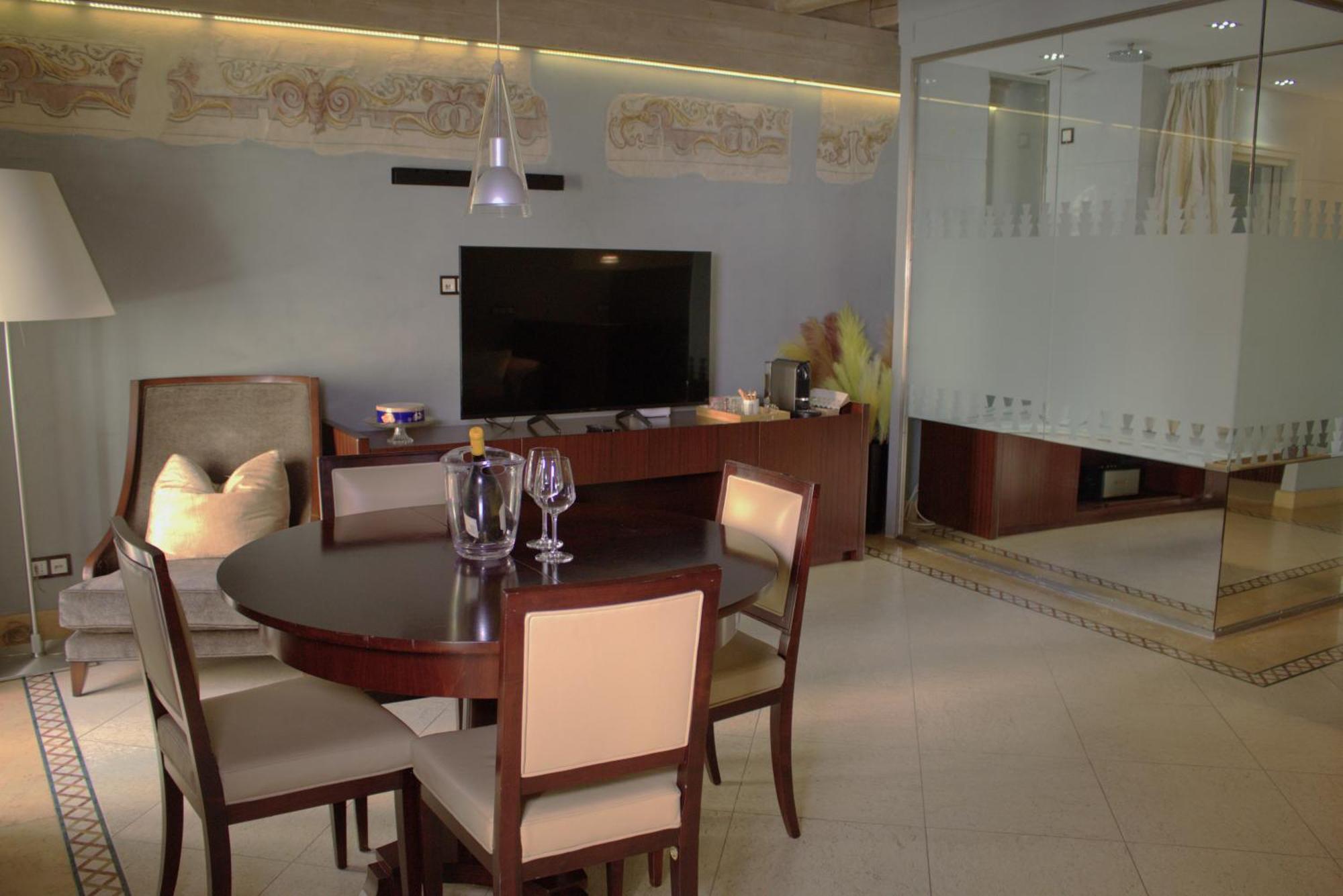 Luxury Flats , Piazza Erbe With Balcony On Main Square Verona