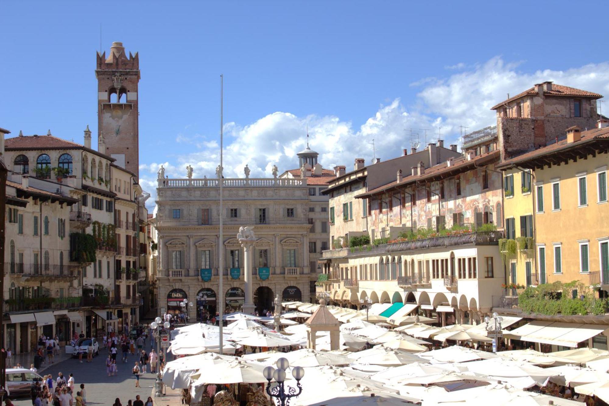 Luxury Flats , Piazza Erbe With Balcony On Main Square