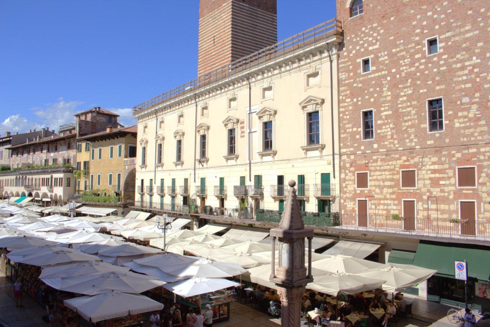 Luxury Flats , Piazza Erbe With Balcony On Main Square Apartamento *