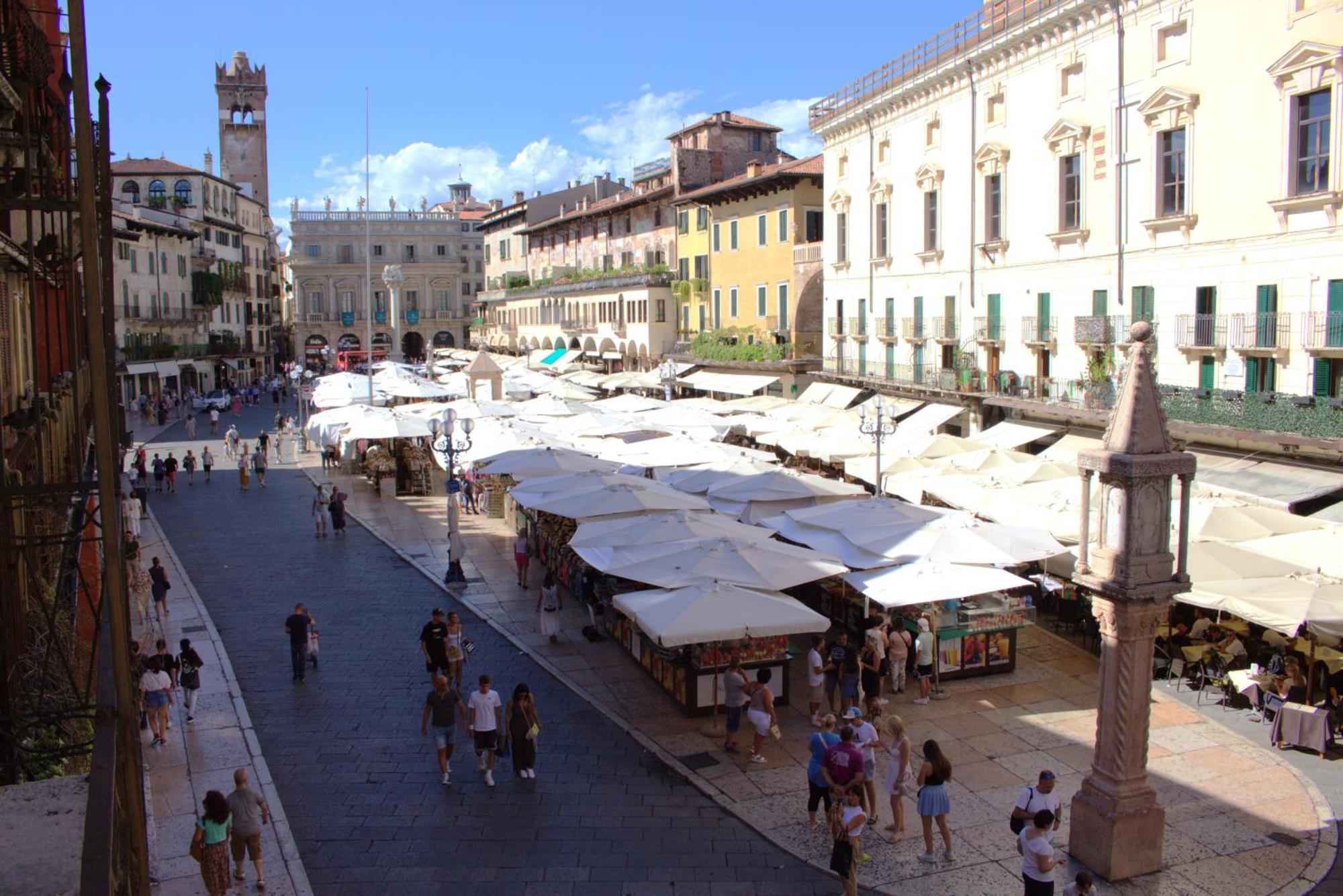 Luxury Flats , Piazza Erbe With Balcony On Main Square * Verona