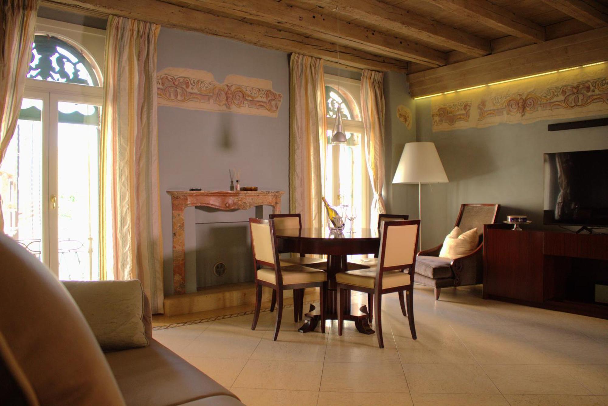 Apartamento Luxury Flats , Piazza Erbe With Balcony On Main Square Verona