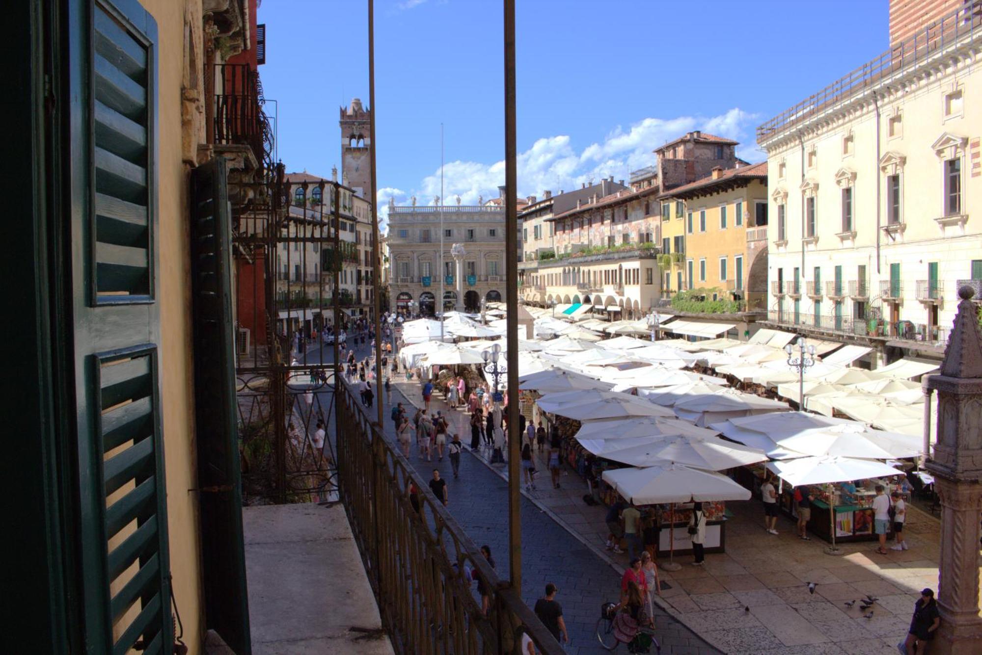 Luxury Flats , Piazza Erbe With Balcony On Main Square *