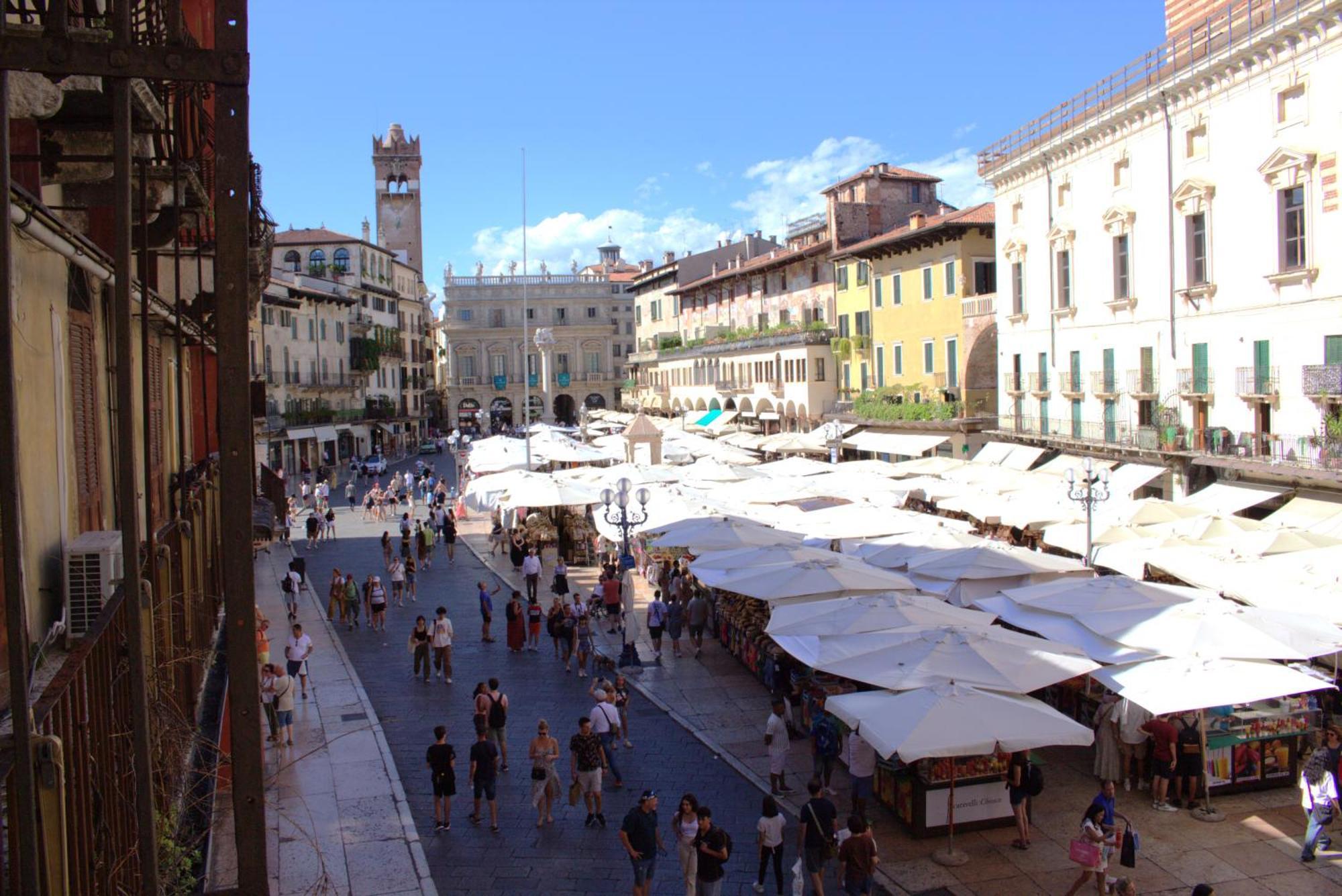 Luxury Flats , Piazza Erbe With Balcony On Main Square Apartamento *