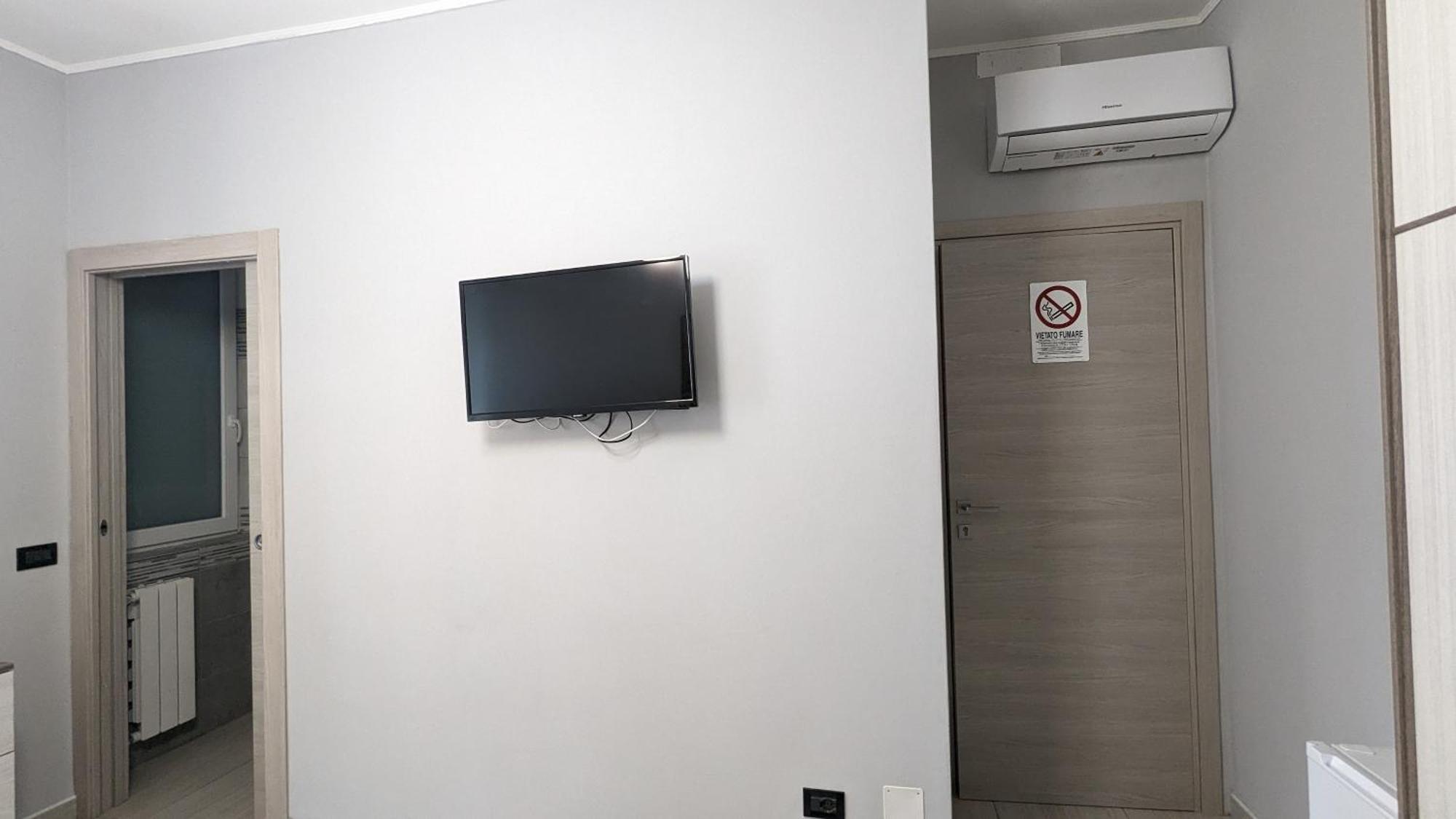Johnny Apartment *