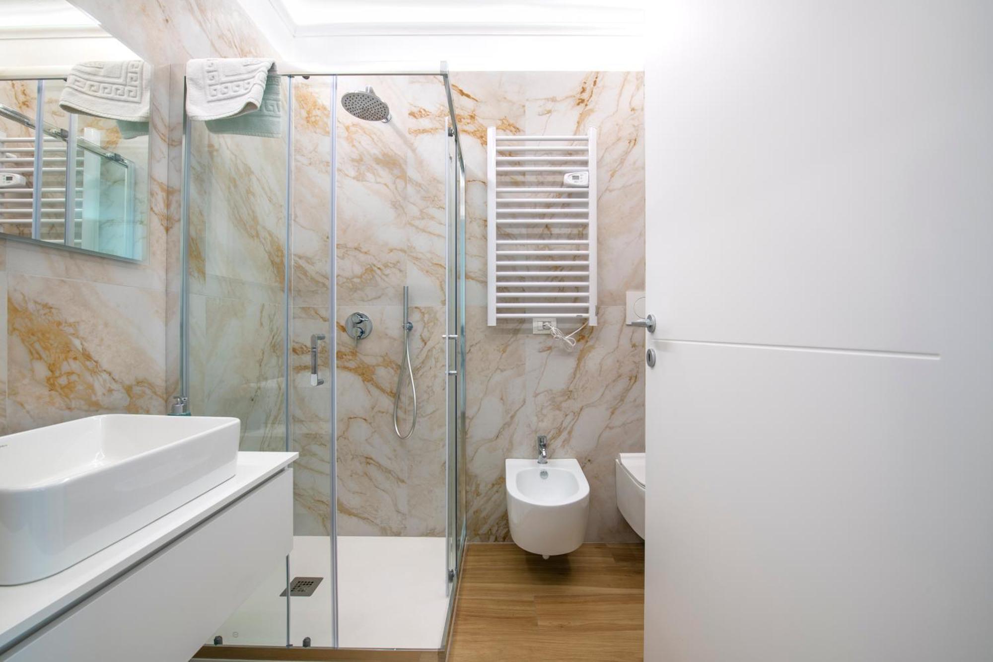 -free Parking-city-center-strategic Apartment
