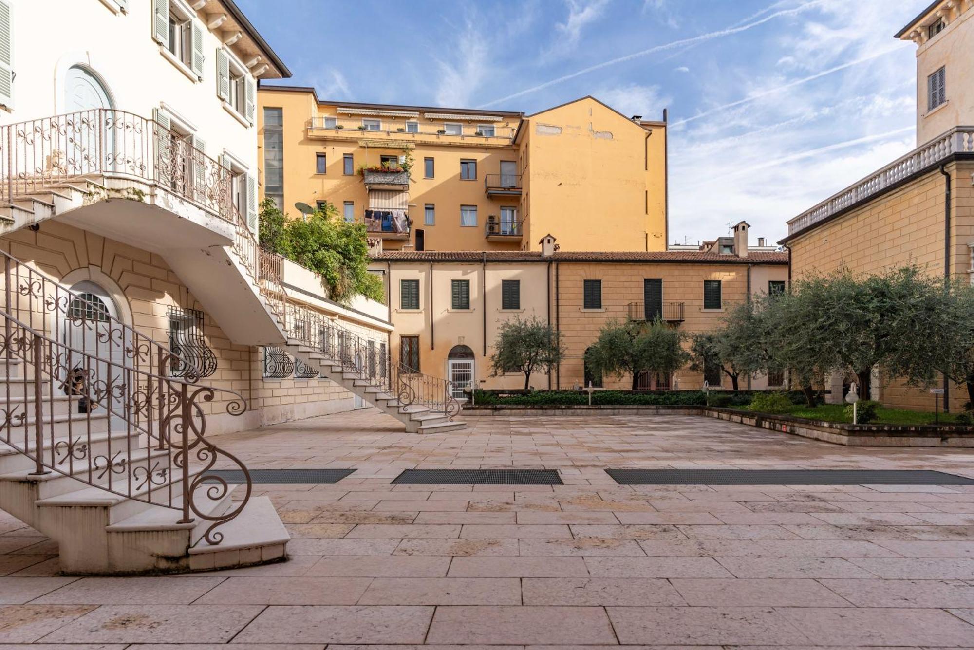 -near Arena & Parking - Pet Friendly Historical Arena Palace Appartement *