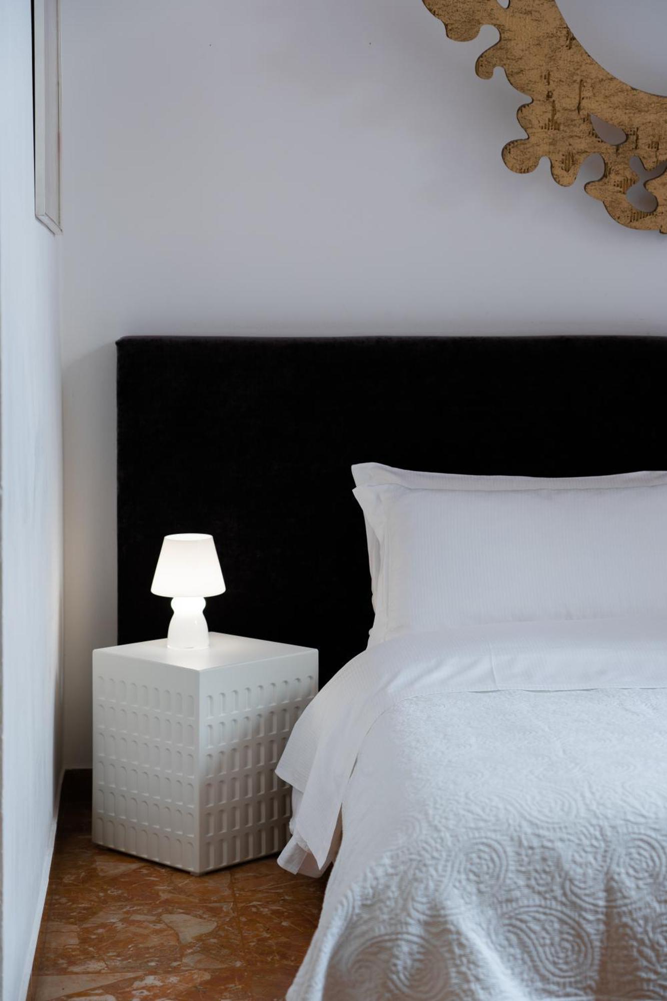 Apartamento Billie's Flat Red - Art & Design In Historic Centre *
