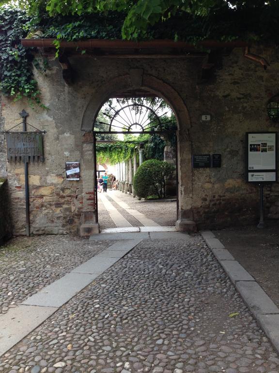 Alla Tomba Di Giulietta * Verona