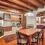 Arena Vintage Apartment