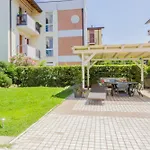 Elegant Apartment: Free Netflix, Wi-Fi & Parking