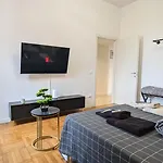 Room With Free Parking 15 Minutes Walk From Arena