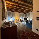 Piazza Erbe Lodge