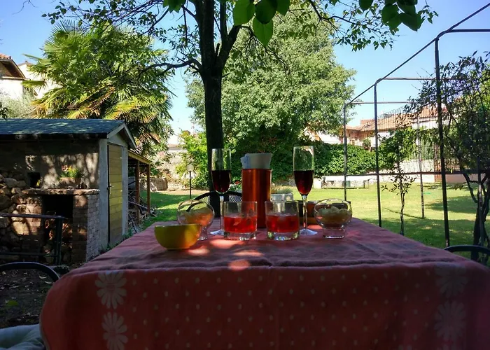 Veronauptoyou Courtyard