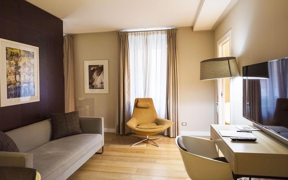 Escalus Luxury