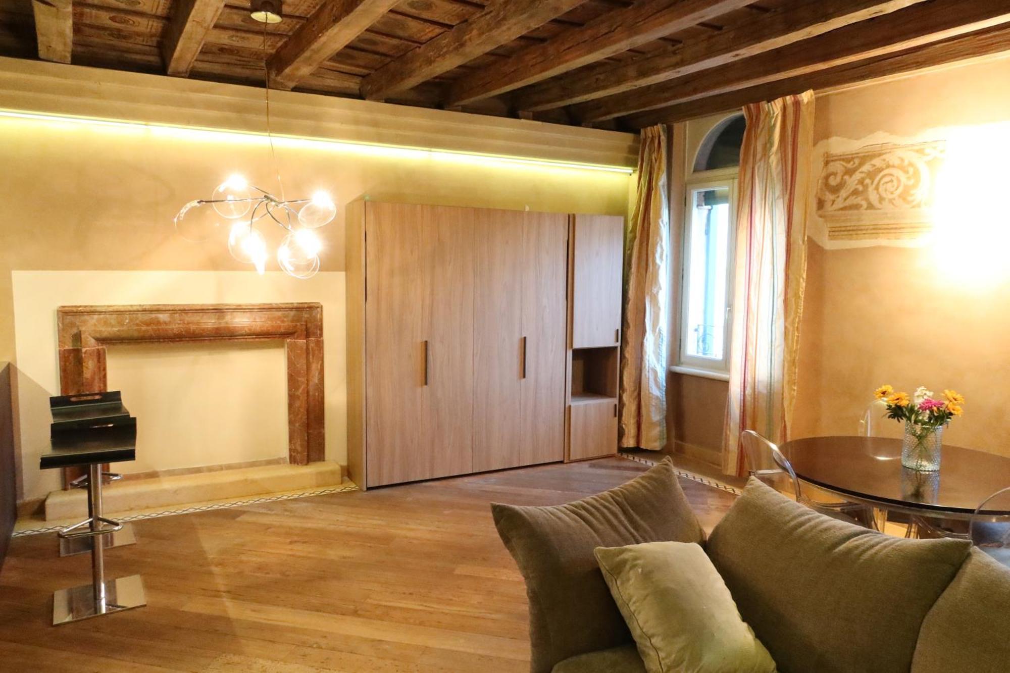 Luxury Flats Piazza Erbe, Floor 3 Apartment