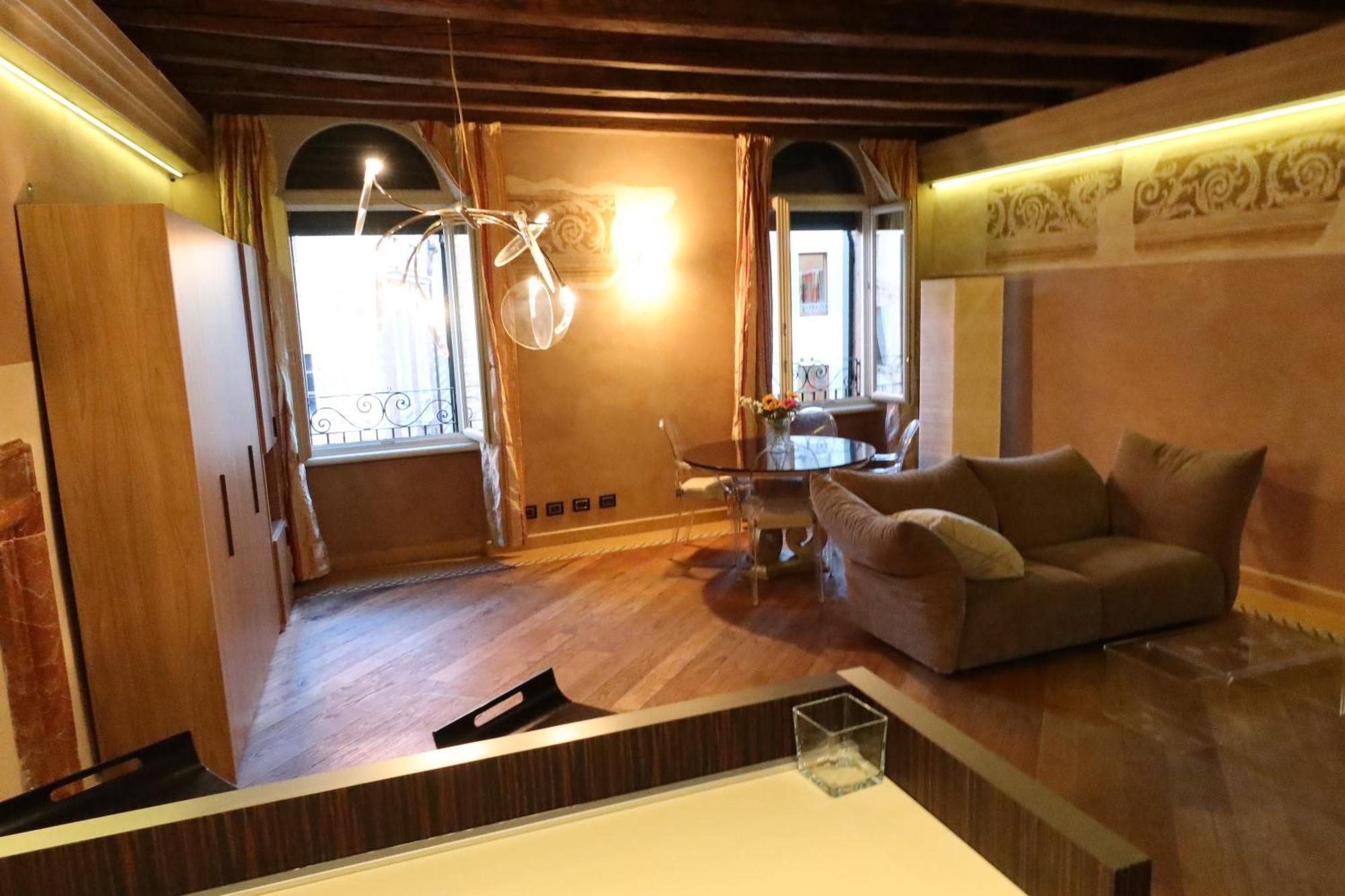 Luxury Flats Piazza Erbe, Floor 3 Apartment