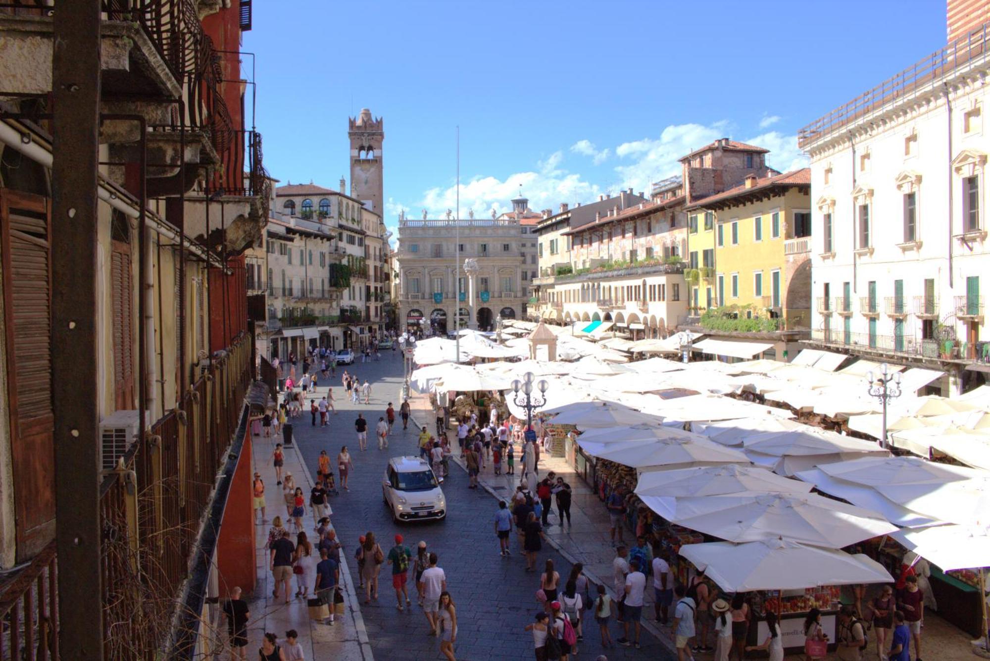Luxury Flats , Piazza Erbe With Balcony On Main Square Verona