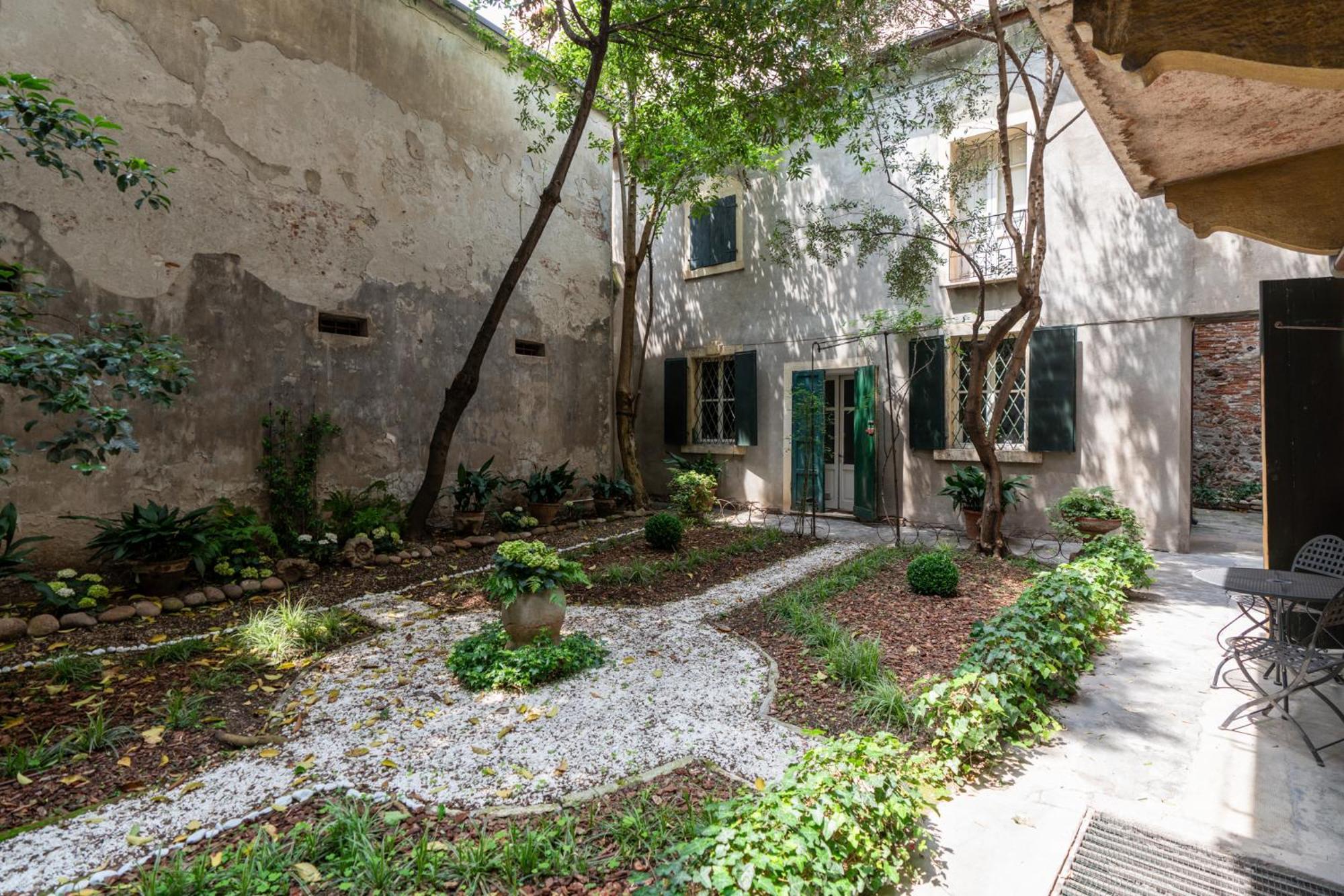 Palazzo Delle Guglie By Postcardsfrom Aparthotel Verona