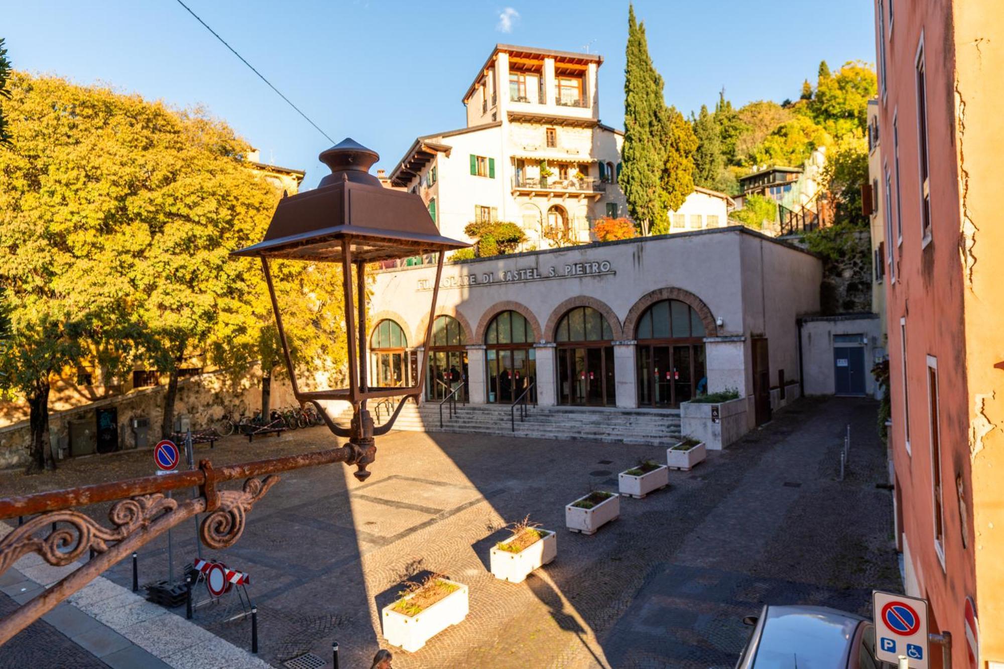 La Finestra Sul Ponte By Postcardsfrom Bed and breakfast Verona