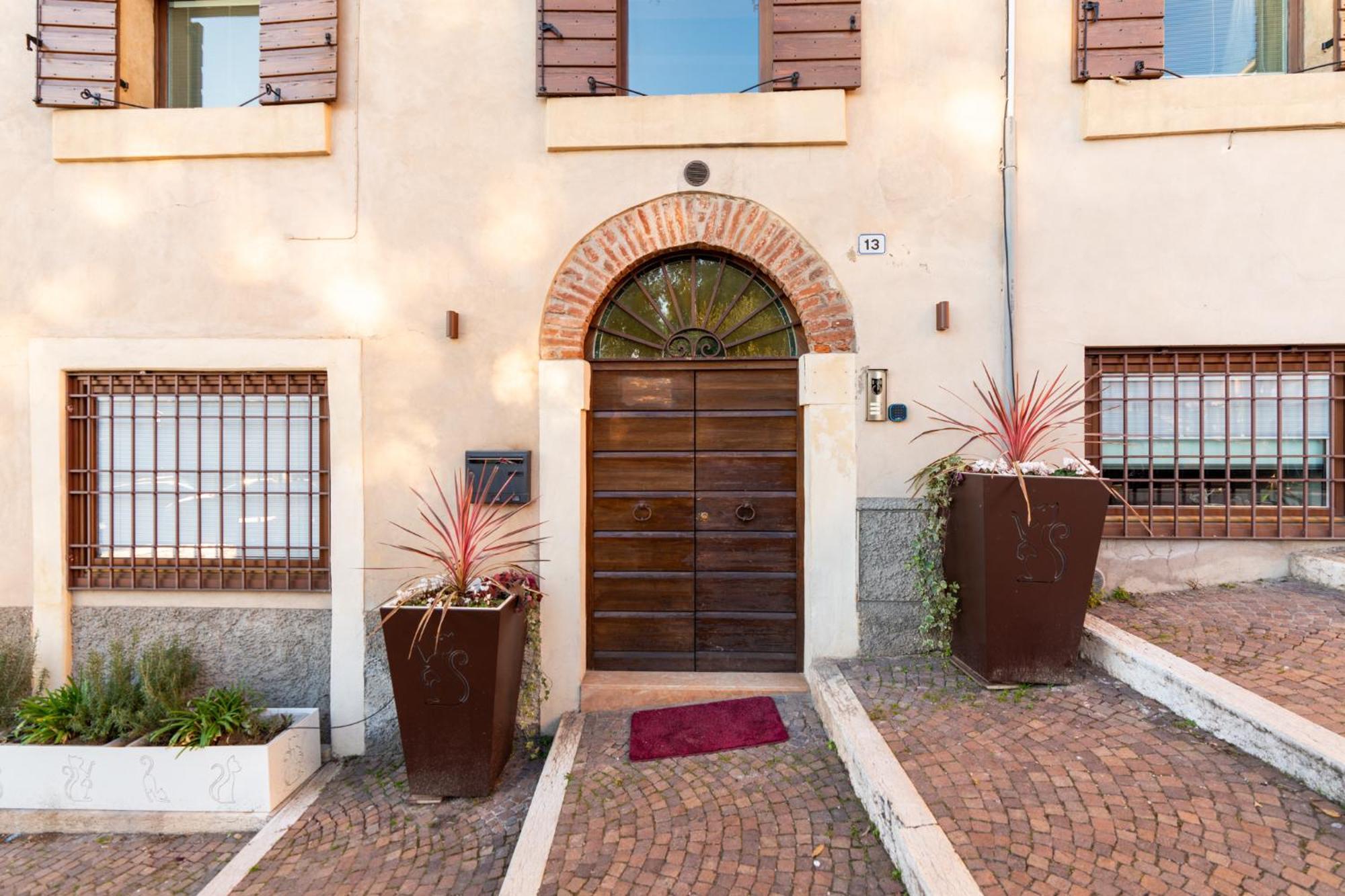 La Finestra Sul Ponte By Postcardsfrom Bed and breakfast Verona