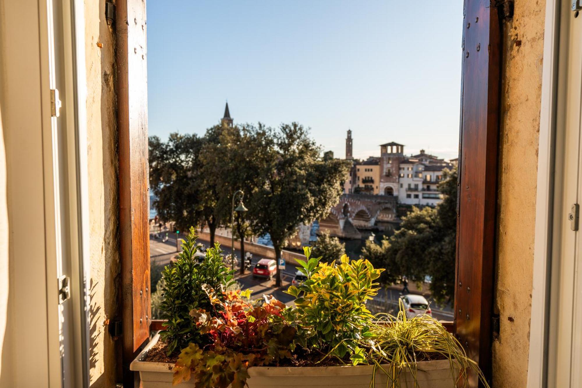 La Finestra Sul Ponte By Postcardsfrom Bed and breakfast Verona
