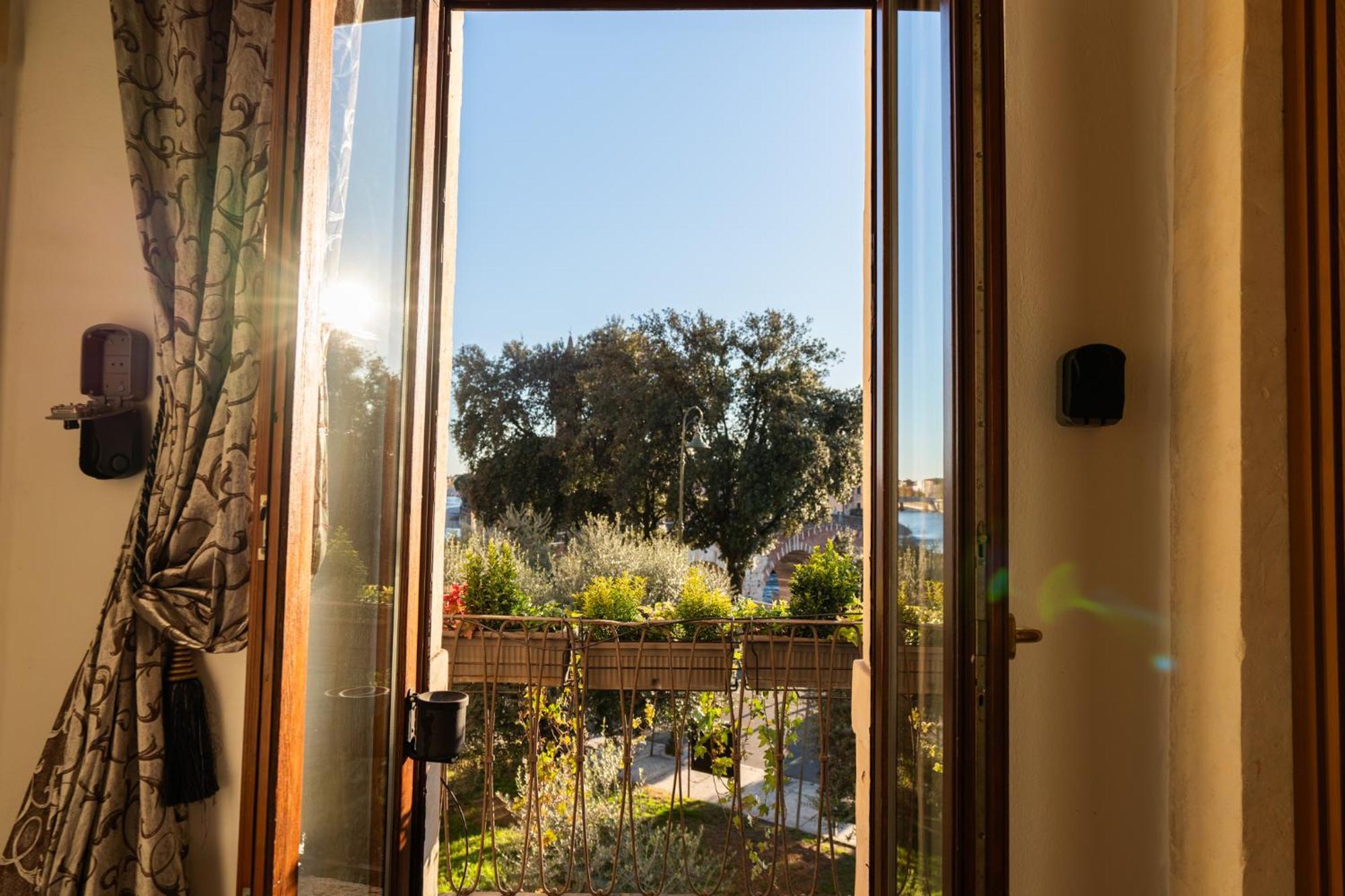 La Finestra Sul Ponte By Postcardsfrom Bed and breakfast Verona