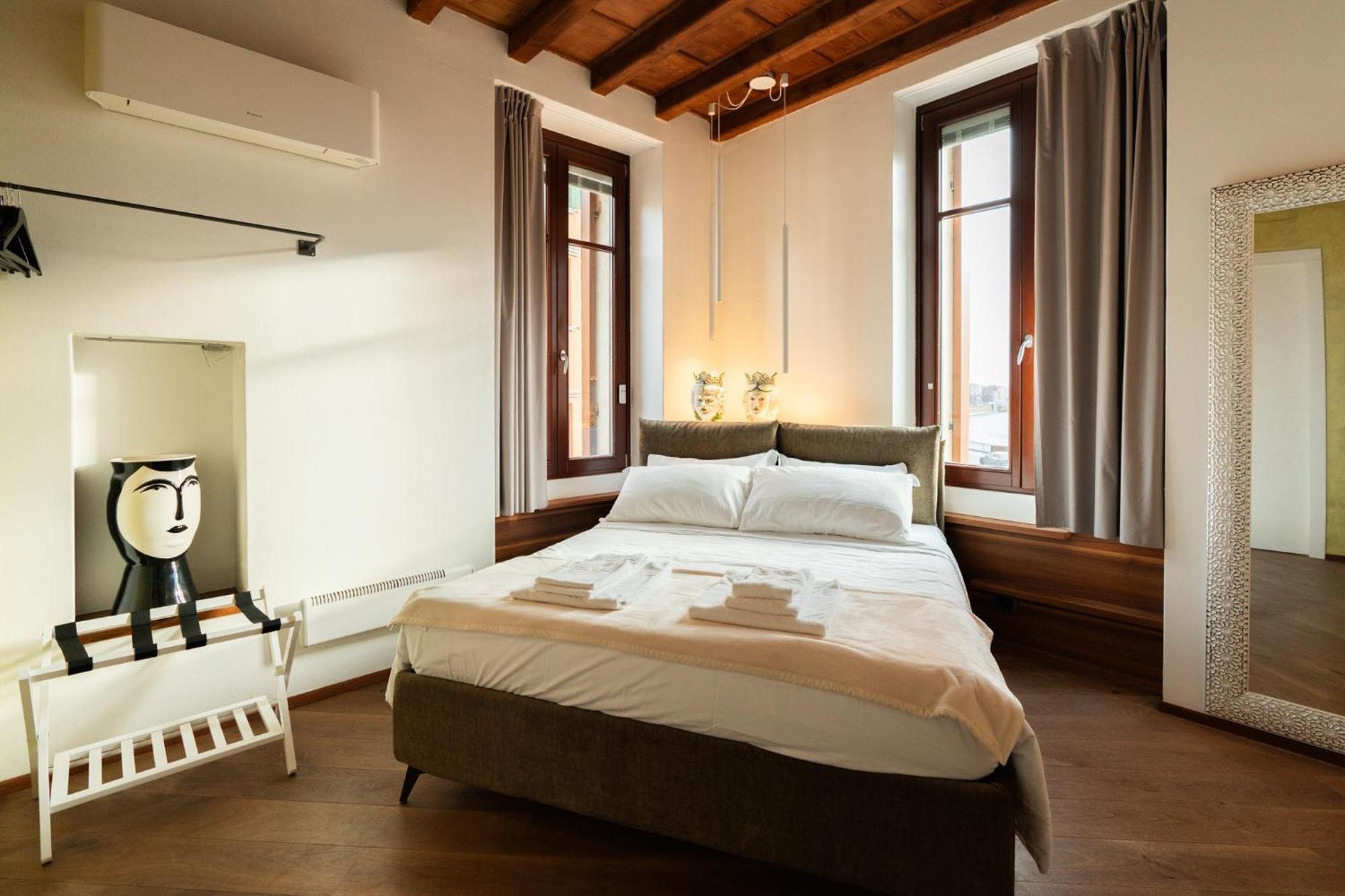 La Finestra Sul Ponte By Postcardsfrom Bed and breakfast Verona