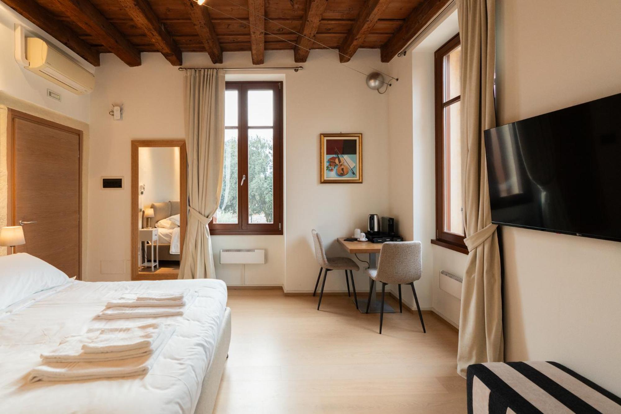 La Finestra Sul Ponte By Postcardsfrom Bed and breakfast Verona