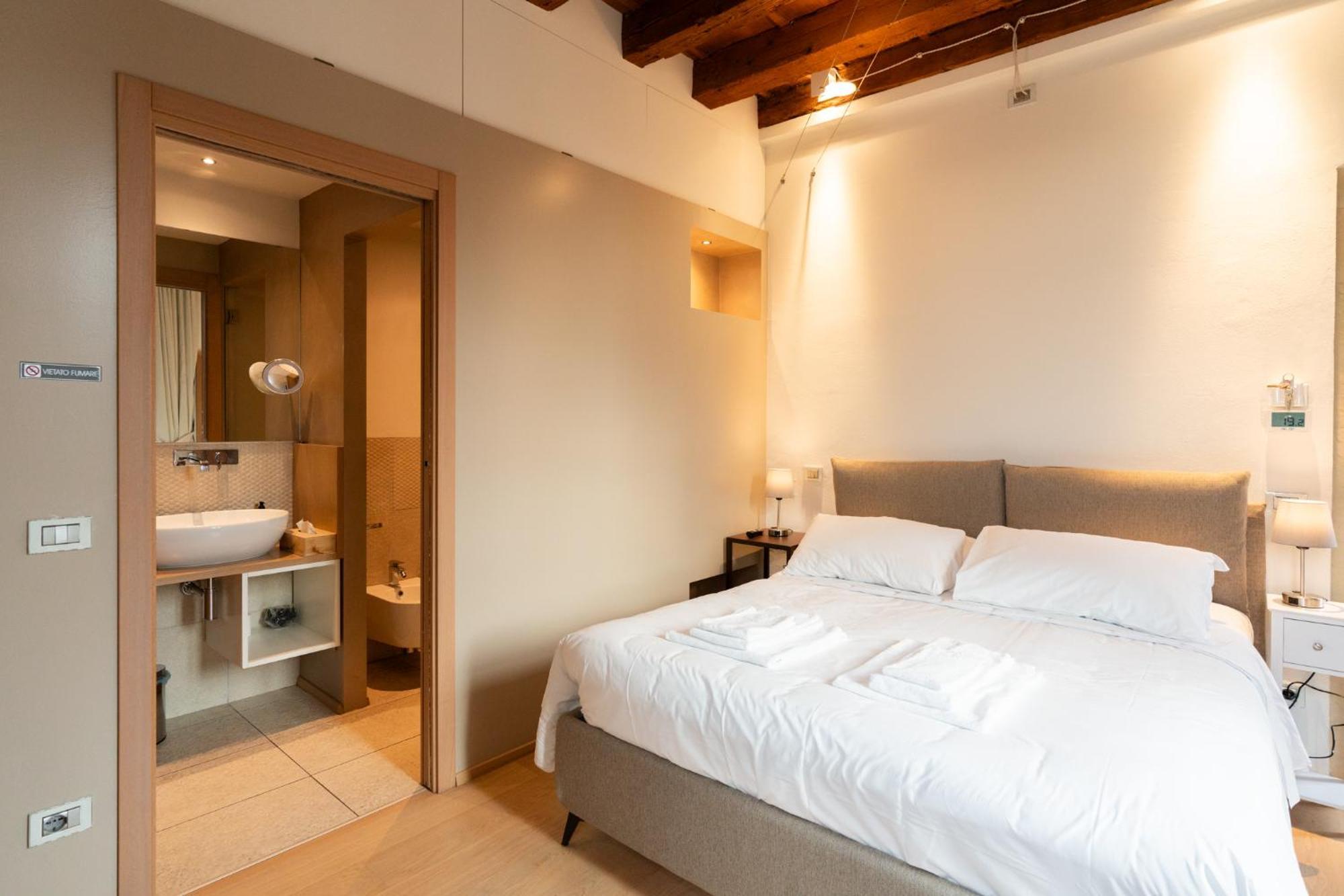 La Finestra Sul Ponte By Postcardsfrom Bed and breakfast 2*