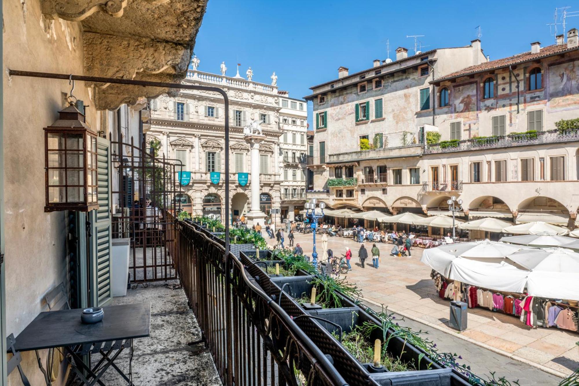 Luxury On Piazza Erbe * Verona