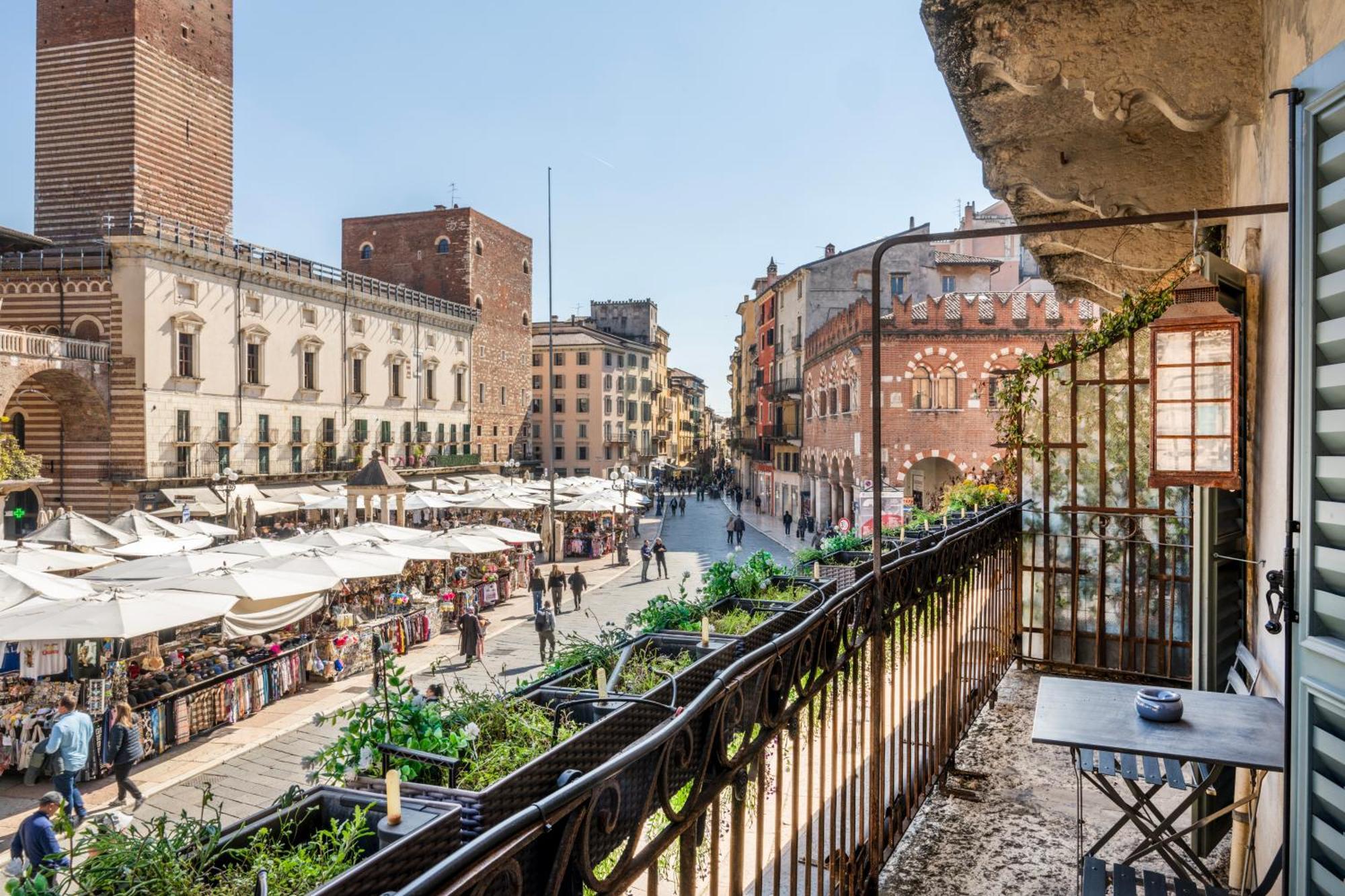Luxury On Piazza Erbe
