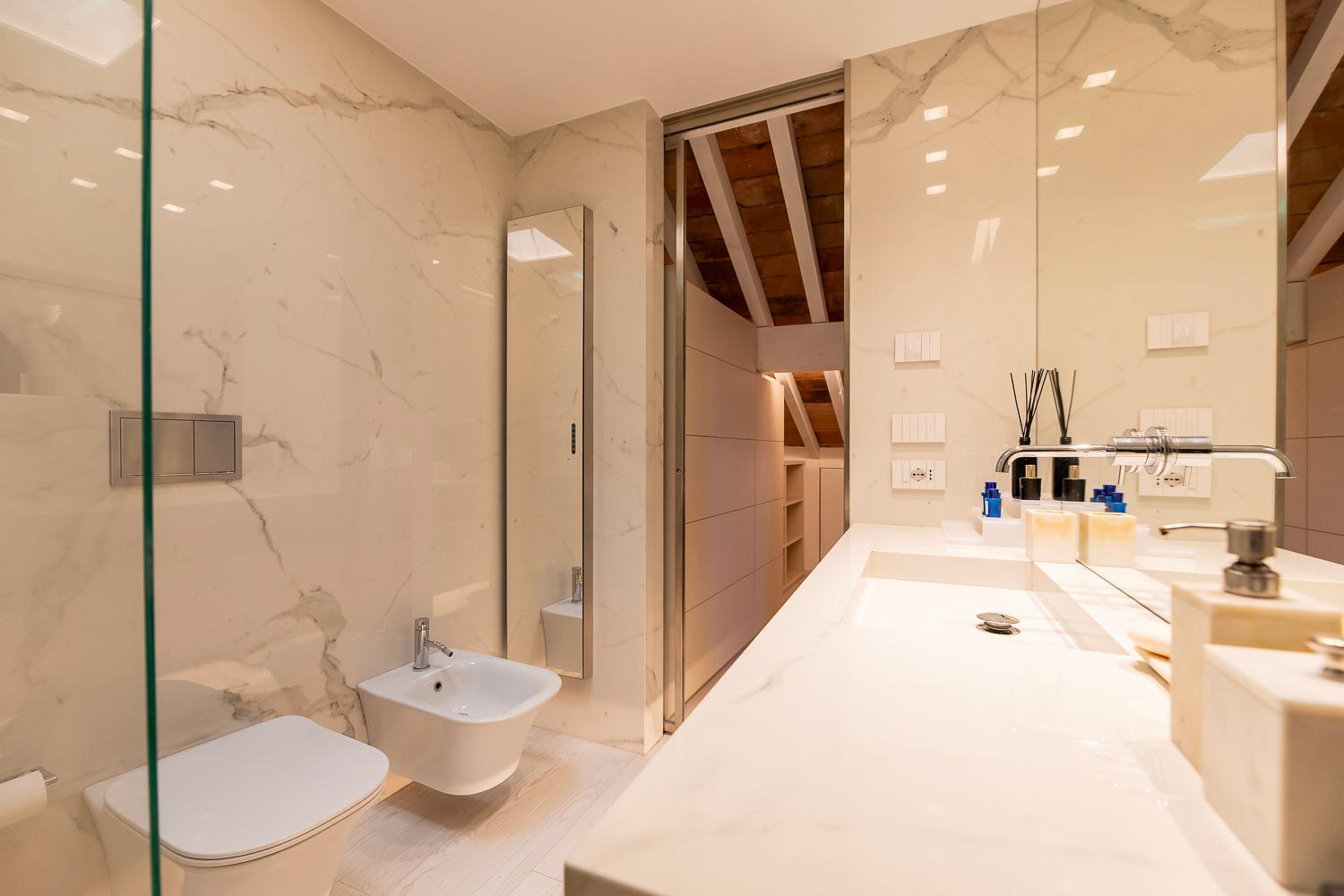 Luxury Rooftop Piazza Erbe Apartment