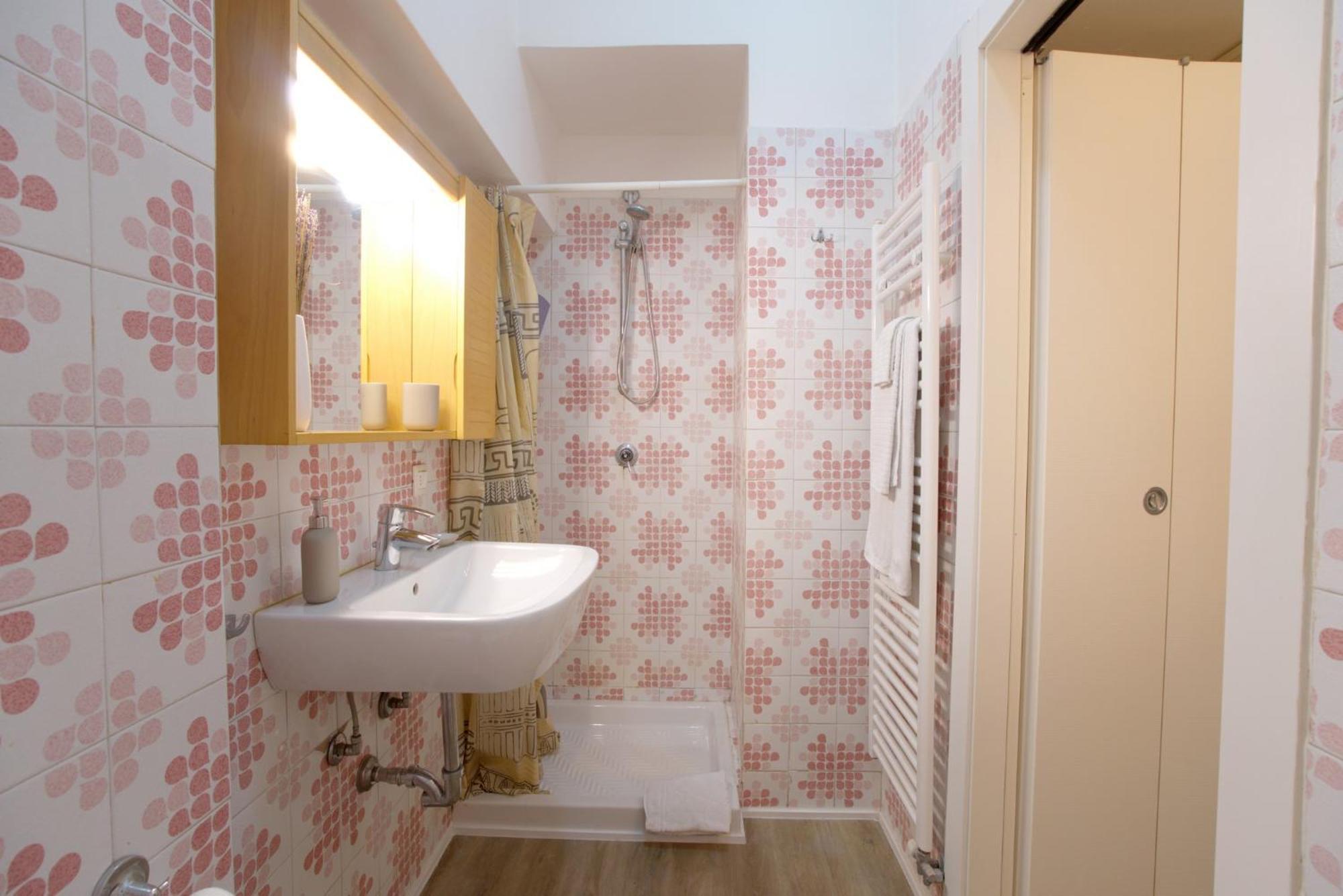 Guesthost - Comfy Studio-flat Near Center Apartment *
