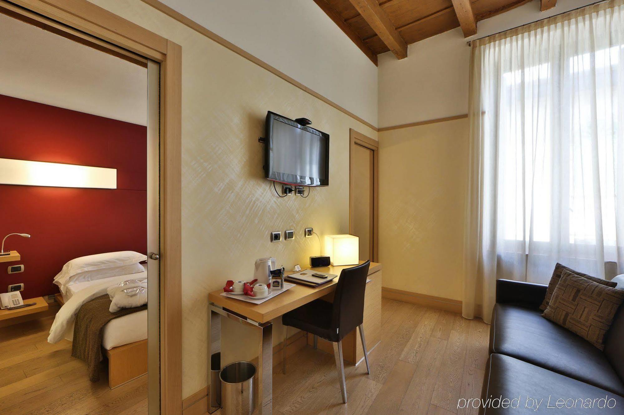 Western Armando Verona