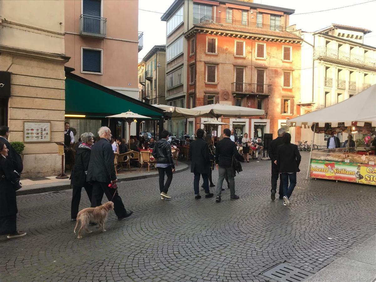 Via Roma 12 * Verona