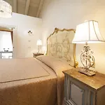 Relais Fra\' Lorenzo