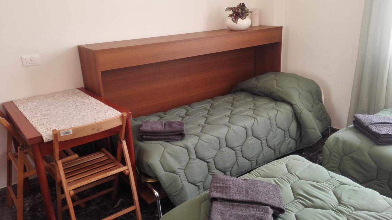 Minihouselarissa Diverona Pensión *