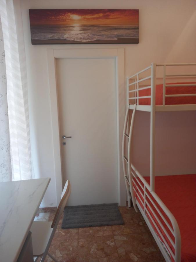 Minihouselarissa Diverona Pensión *