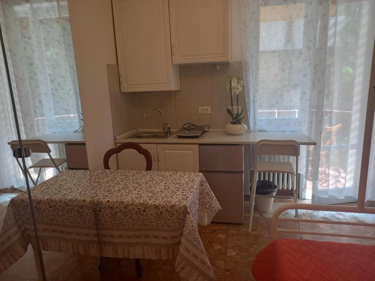 Minihouselarissa Diverona Pensión *