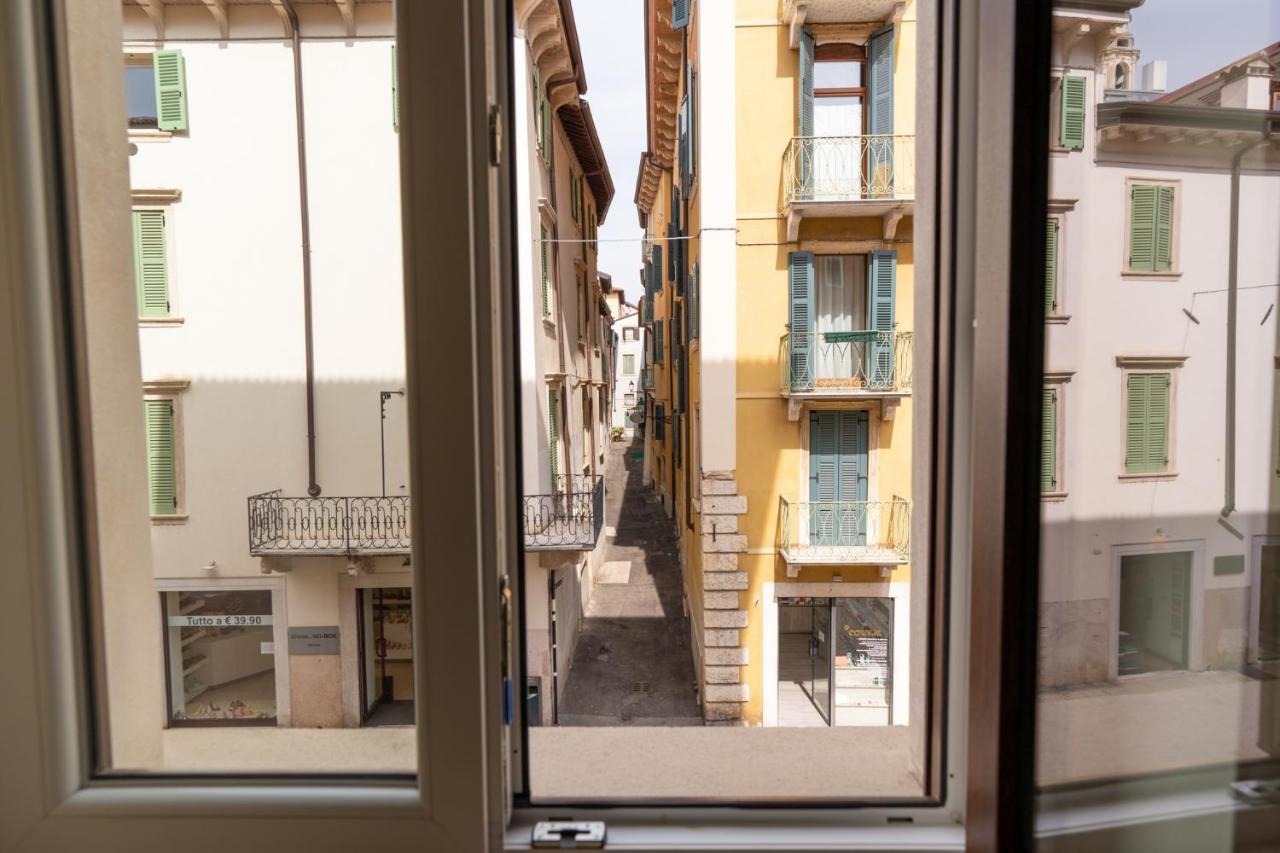 Domus - Elegante Residenza Con Affaccio Su Porta Leoni Apartamento