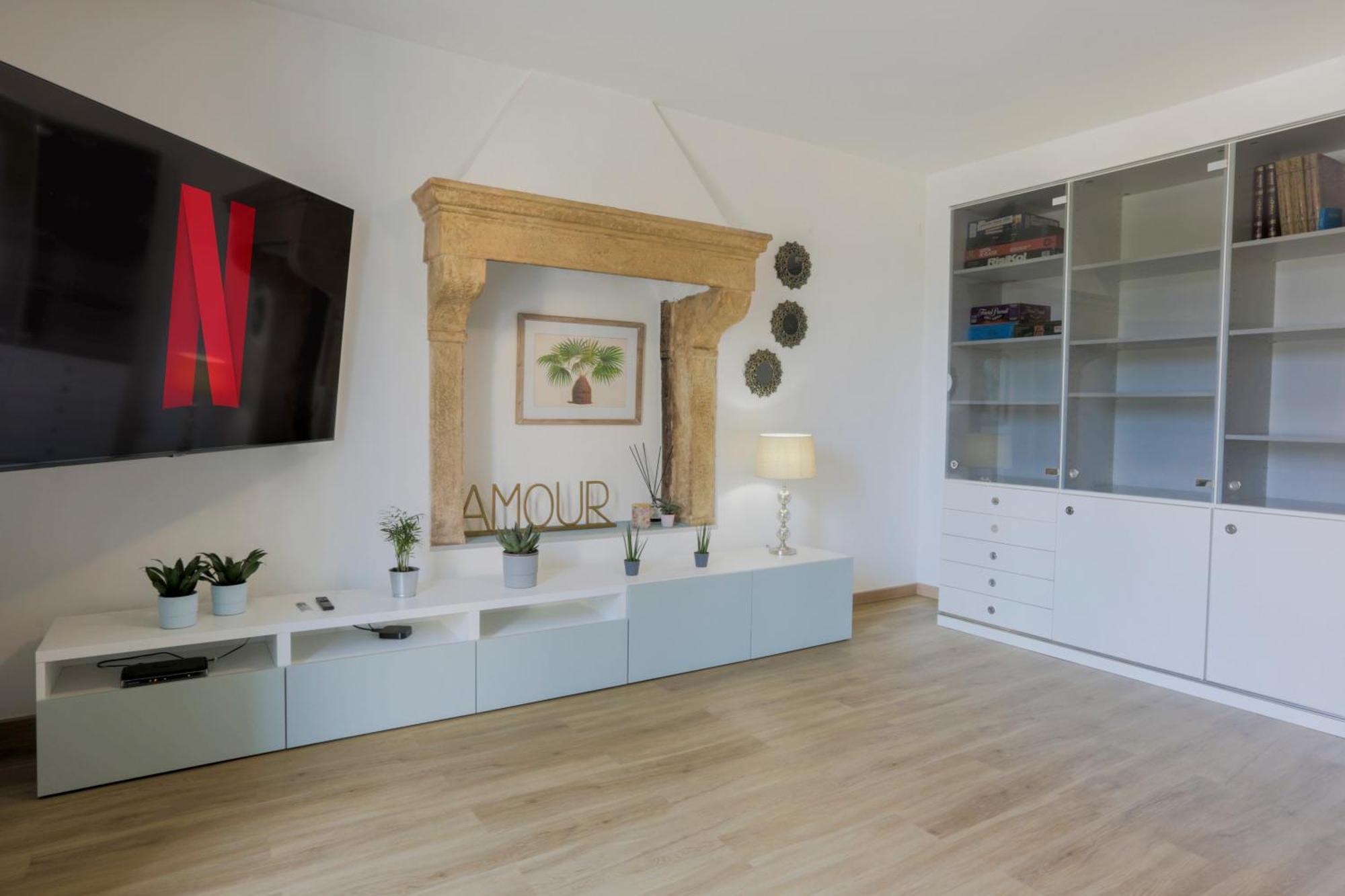 Elegant Apartment: Free Netflix, Wi-fi & Parking Appartamento