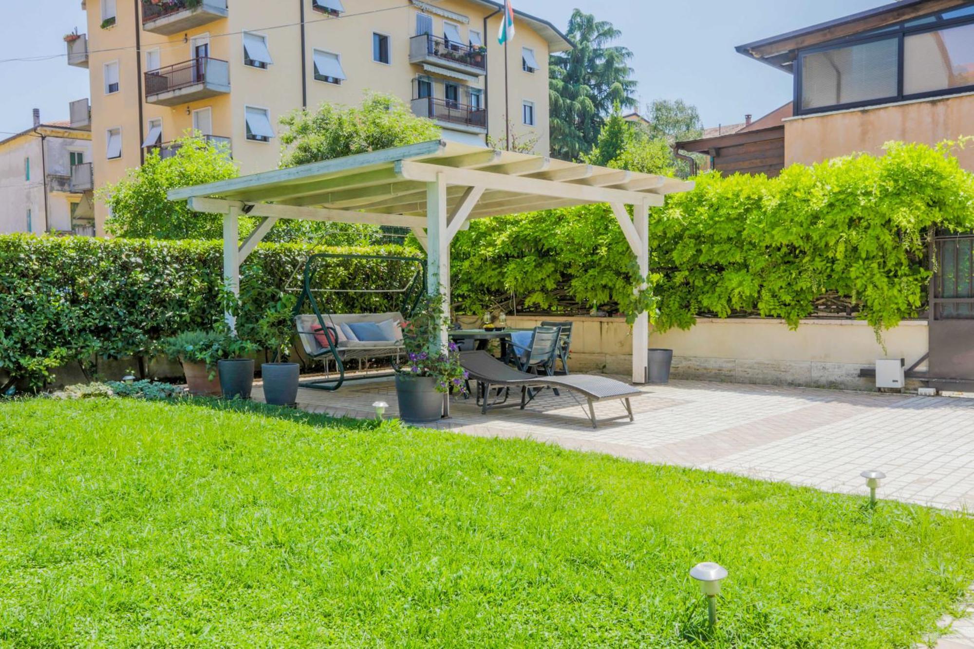 Appartamento Elegant Apartment: Free Netflix, Wi-fi & Parking
