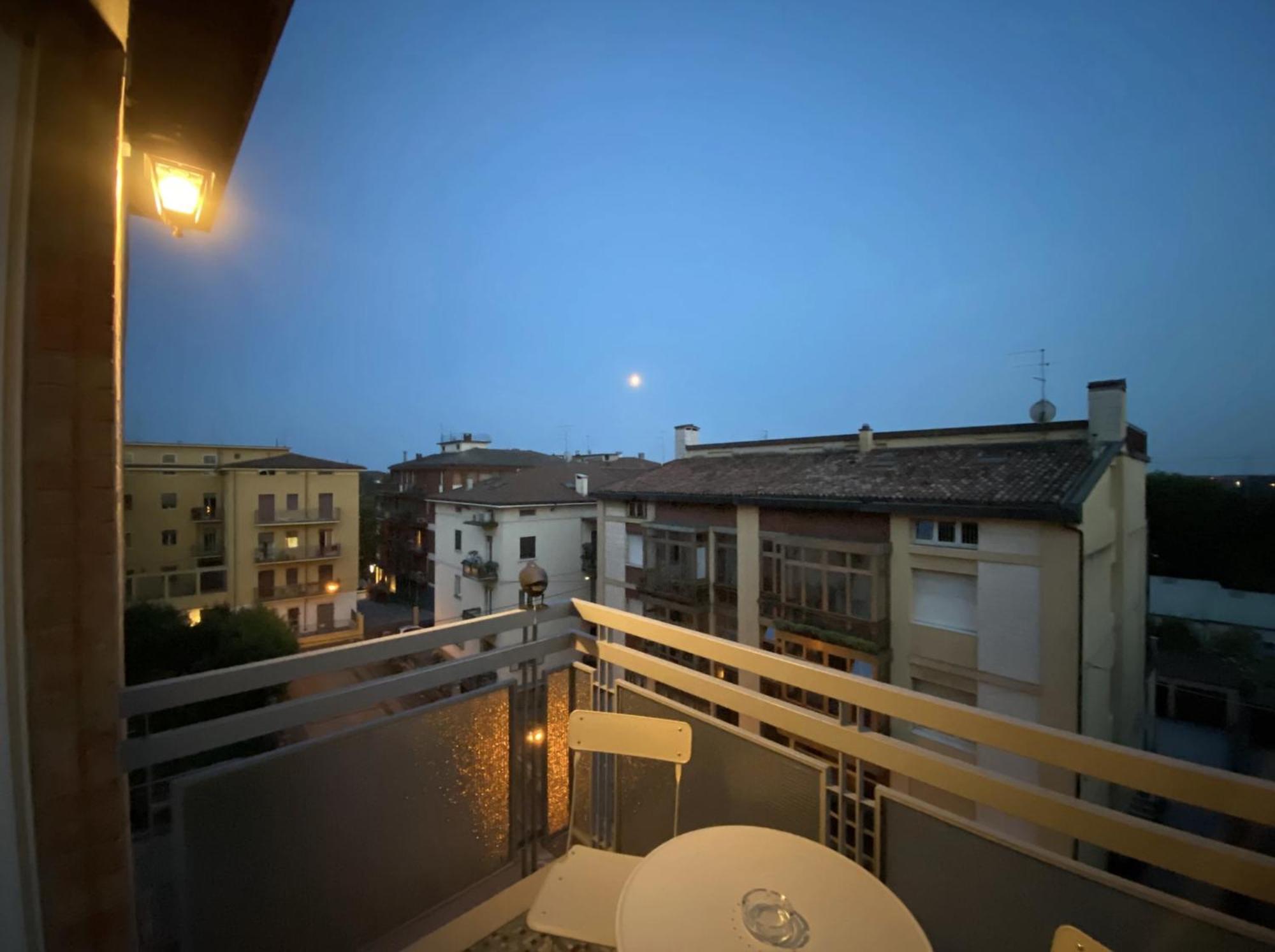21 Apartment *