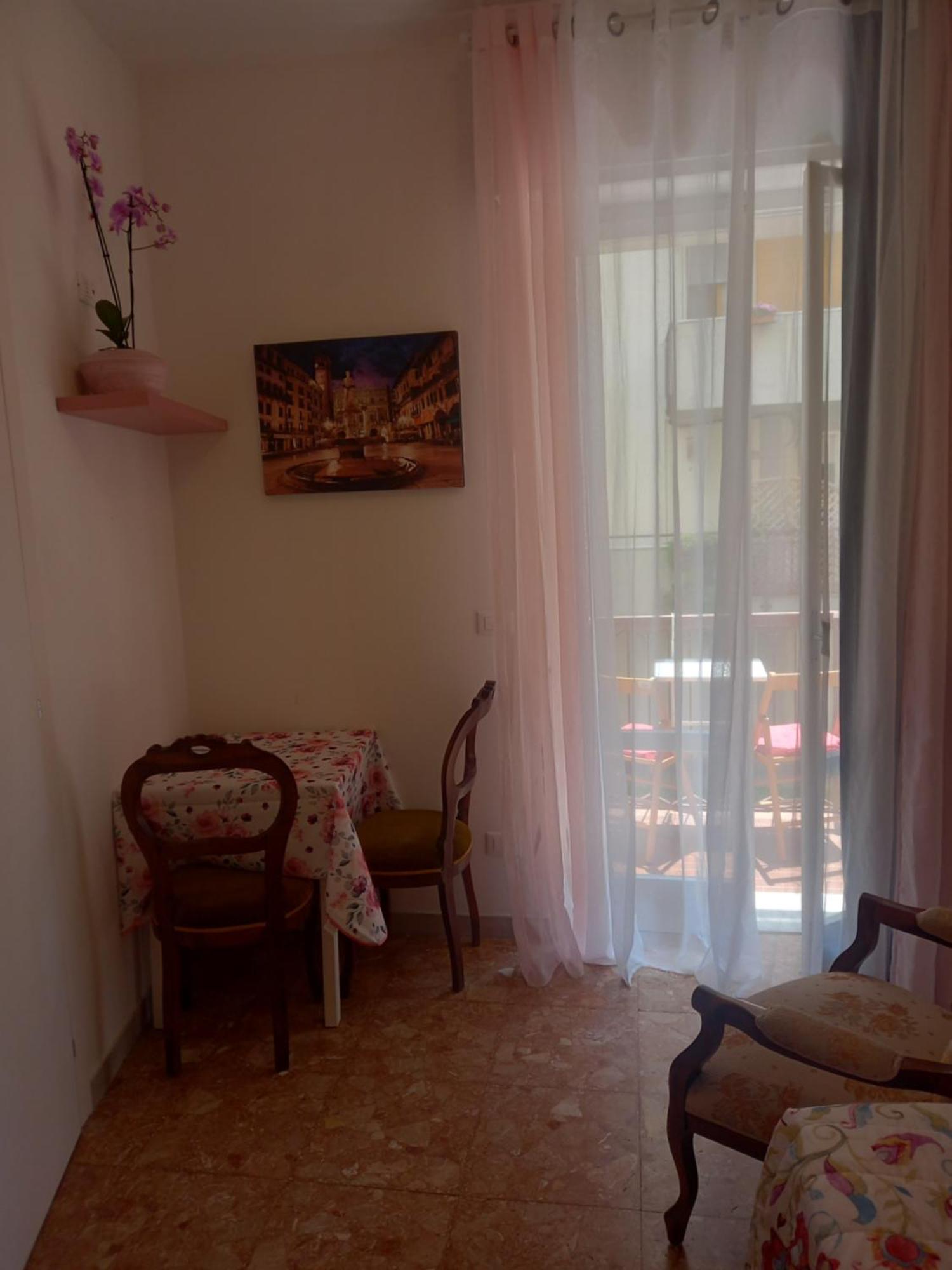 Minihouselarissa Diverona Pensión *